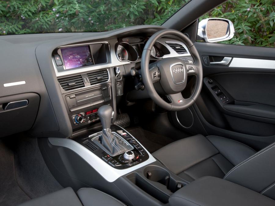 Торпедо Audi S5 Sportback 2010 года  (UK) (фото 7 из 8)
